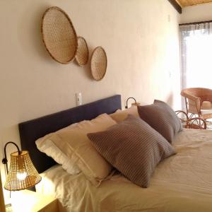 a bedroom with a bed with pillows and mirrors on the wall at Casa do Galgo in São Bento do Sapucaí