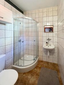 a bathroom with a shower and a sink at 2- posteľová izba s kúpeľňou EMKA v PENZION TRSTENÁ in Trstená