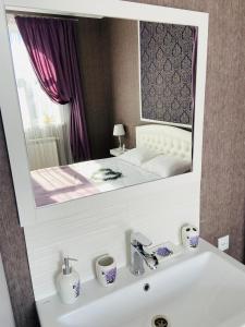 a bathroom sink with a mirror above a bed at Готель Лаванда на Ривьере, Баня, Карпатский Чан, Пианино,Караоке,Укрытие, Фонтанка 1 ,Одесса in Fontanka
