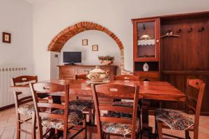 A restaurant or other place to eat at Agriturismo Le Fornaci - Appartamento Ceraso