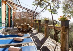 patio con tavolo, sedie e recinzione di Il Glicine a Sestri Levante