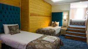 Postel nebo postele na pokoji v ubytování Ayder Hasimoglu Hotel