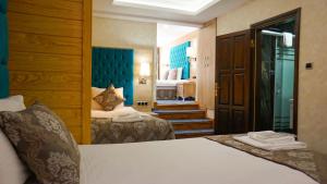 Postel nebo postele na pokoji v ubytování Ayder Hasimoglu Hotel