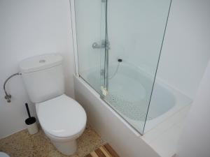 O baie la Apartament reformat amb vistes al mar i a les Illes Medes +8 fotografii