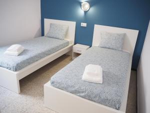 Un pat sau paturi într-o cameră la Apartament reformat amb vistes al mar i a les Illes Medes