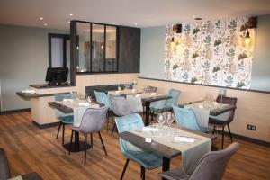TV a/nebo společenská místnost v ubytování Logis Hôtel- Restaurant La Renaissance