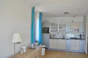 Kuchyň nebo kuchyňský kout v ubytování Duinerei appartement B203