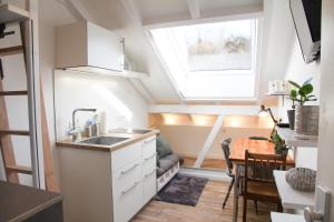 eine kleine Küche mit einem Waschbecken und einem Fenster in der Unterkunft gemütliches tiny apartment - nur 10min vom Zentrum in Stuttgart