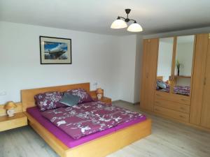 een slaapkamer met een bed met een paars dekbed bij Ferienwohnung Jump INN in Kurort Oberwiesenthal