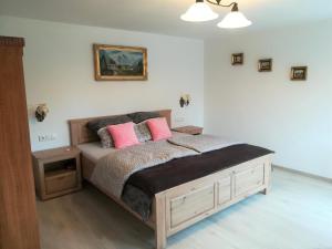 een slaapkamer met een bed met 2 roze kussens bij Ferienwohnung Jump INN in Kurort Oberwiesenthal