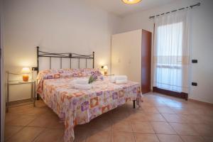 a bedroom with a large bed in a room at Ville del Mar in San Teodoro