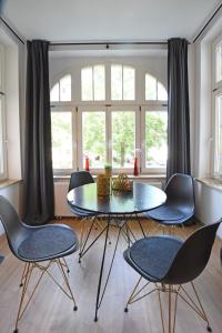 a dining room with a table and four chairs at Stylisches City Appartment in Chemnitz bester Lage! in Chemnitz