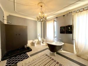 Φωτογραφία από το άλμπουμ του Spacious villa with private pool in Ca' dei Rovati σε Castana +32 φωτογραφίες