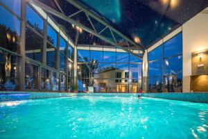Bazén v ubytovaní Spa & Wellness Hotel Diament Ustroń alebo v jeho blízkosti