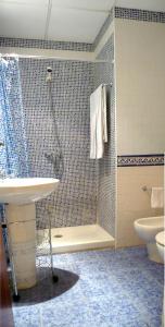 y baño con ducha, lavabo y aseo. en Apartamentos Suites Oficentro, en Málaga