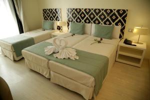Rúm í herbergi á Al Mandari Hôtel Tétouan