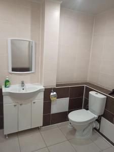 uma casa de banho com um WC e um lavatório em SPACE Aparts and Rooms em Ecaterimburgo