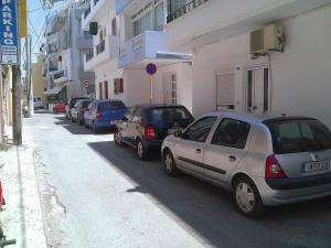 uma fila de carros estacionados ao lado de uma rua em Studio 10 minutes from the center of Heraklion. em Heraclião