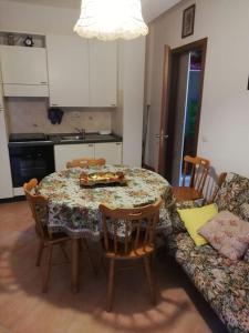 een woonkamer met een tafel en een bank bij Casa-Vacanze I Vecchi Valori Umbria in Capodacqua di Foligno
