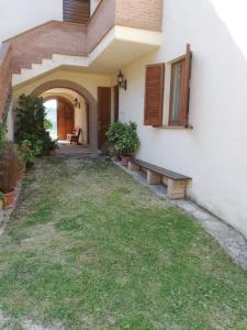 een huis met een bank voor een tuin bij Casa-Vacanze I Vecchi Valori Umbria in Capodacqua di Foligno