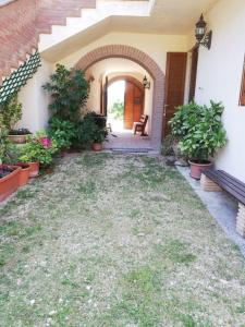 een toegang tot een huis met een tuin met planten bij Casa-Vacanze I Vecchi Valori Umbria in Capodacqua di Foligno