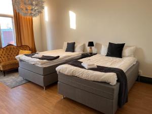 duas camas sentadas num quarto com em Frövi hotell em Frövi