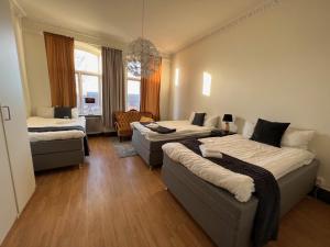 uma sala de estar com duas camas e um sofá em Frövi hotell em Frövi