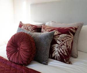 un mucchio di cuscini su un divano di Hollicarrs - Bluebell Lodge a Riccall