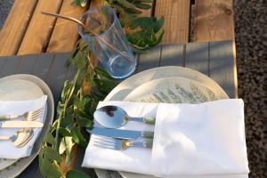 un tavolo con un piatto e una forchetta e un coltello di Hollicarrs - Bluebell Lodge a Riccall