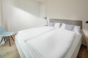 Un pat sau paturi într-o cameră la meer suite juist 5 - mit Wattblick