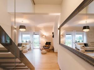 pasillo con escalera y sala de estar en Villa M&J Bled, en Zgornje Gorje