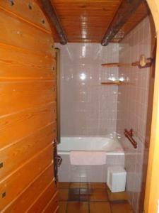 uma casa de banho com uma banheira e um WC. em Chalet Chez Nous em Domancy