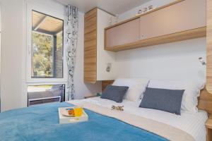 Tempat tidur dalam kamar di Hemy Casa - Lux Mobile Homes