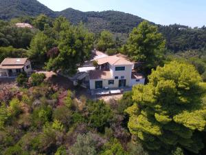 an aerial view of a house in the middle of trees at Villa Angela, Panoramablick übers Meer in Vasilikos