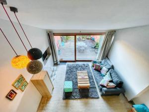 - un salon avec un canapé et une fenêtre dans l'établissement ⧗ Lisle au Trésor ⧗ Loft d'architecte avec jardin, à Lisle-sur-Tarn