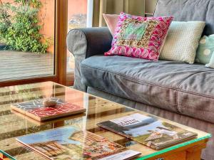 - un salon avec un canapé et une table en verre dans l'établissement ⧗ Lisle au Trésor ⧗ Loft d'architecte avec jardin, à Lisle-sur-Tarn