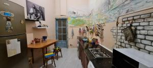 Majoituspaikan Dja Hostel keittiö tai keittotila