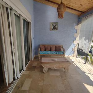 a living room with a couch and a table at Spacieux appart T3 à st gilles les bains 80 m2, grande varangue, plage in Saint-Gilles les Bains