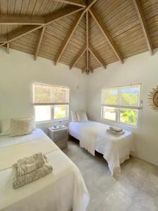 1 dormitorio con 2 camas y 2 ventanas en Modern 3Bed House in the heart of Swetes village, en All Saints
