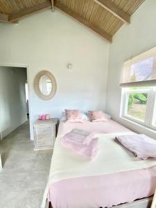 Modern 3Bed House in the heart of Swetes village tesisinde bir odada yatak veya yataklar