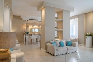 ein Wohnzimmer mit 2 Sofas und einer Küche in der Unterkunft Hotel Capri in Sorrent + 66 Fotos