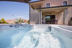 Bazén v ubytovaní Family Villa Mare for max 8 person with jacuzzi Kukci Poreč countryside alebo v jeho blízkosti