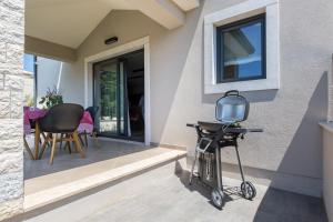 Fotografia z galérie ubytovania Family Villa Mare for max 8 person with jacuzzi Kukci Poreč countryside v destinácii Kukci