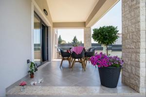 Balkón alebo terasa v ubytovaní Family Villa Mare for max 8 person with jacuzzi Kukci Poreč countryside