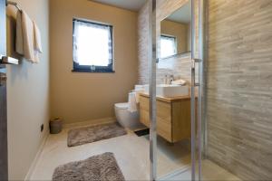 Kúpeľňa v ubytovaní Family Villa Mare for max 8 person with jacuzzi Kukci Poreč countryside