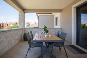 Balkón alebo terasa v ubytovaní Family Villa Mare for max 8 person with jacuzzi Kukci Poreč countryside