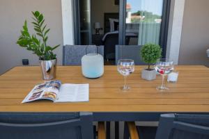Nápoje v ubytovaní Family Villa Mare for max 8 person with jacuzzi Kukci Poreč countryside