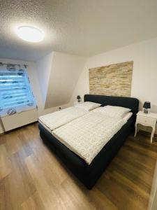 a bedroom with a large bed in a room at EasyStay#3 Gemütliche Ferienwohnung in Kliniknähe mit Boxspringbett & Netflix in Bad Oeynhausen