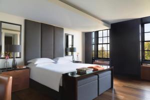 een slaapkamer met een groot wit bed en een bureau bij Grosvenor House Suites in Londen