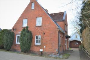 una casa in mattoni rossi con tetto triangolare di Nordlicht a Wyk auf Föhr
